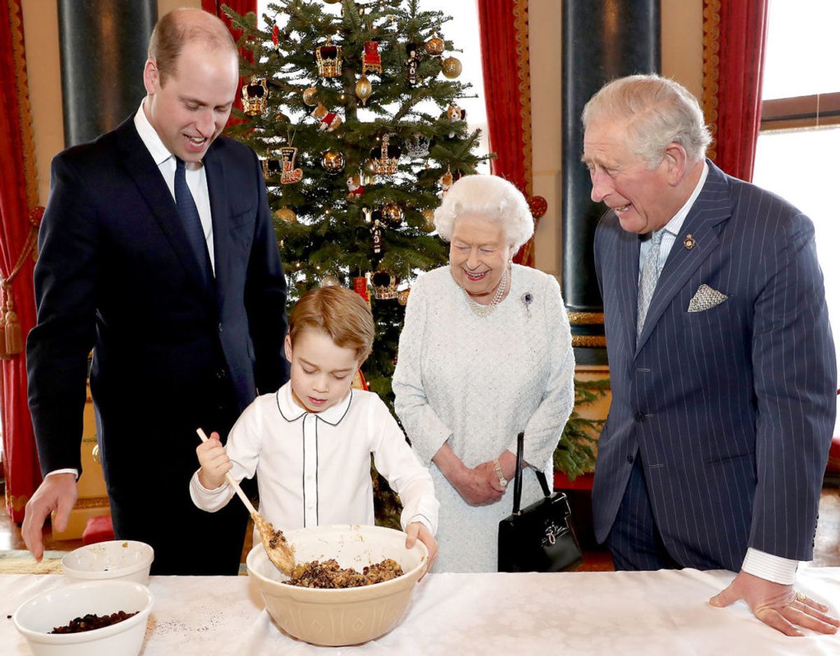 Fire generationer. Dronningen ses her med prins Charles, prins William og prins George, der her henholdsvis nummer et, to og tre i den britiske tronarvefølge. Klik videre for flere billeder. Foto: Scanpix/Chris Jackson/Handout via REUTERS