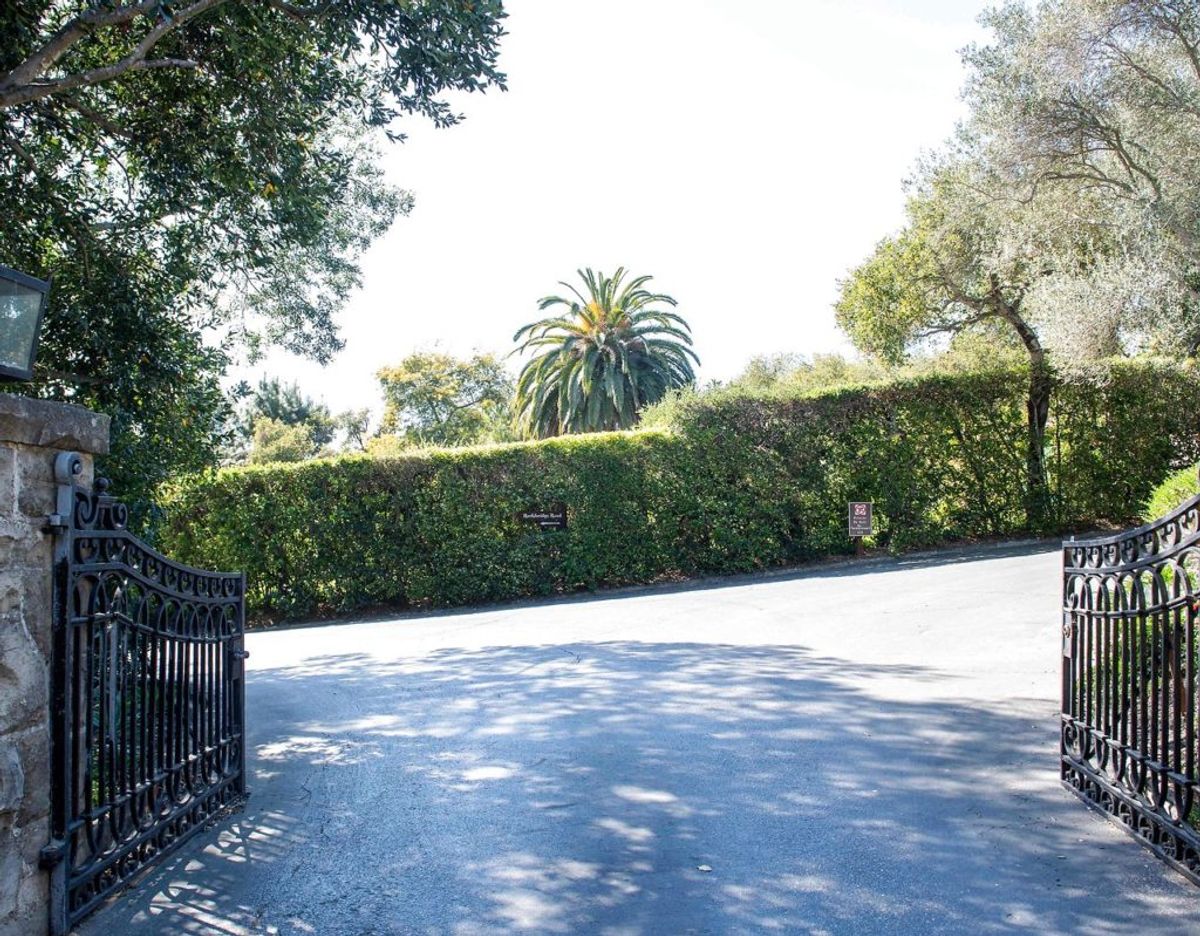 Billedet her er fra indkørslen til parrets mondæne hjem i Montecito ved Santa Barbara, Californien. Klik videre for flere billeder. Foto: Scanpix/VALERIE MACON / AFP