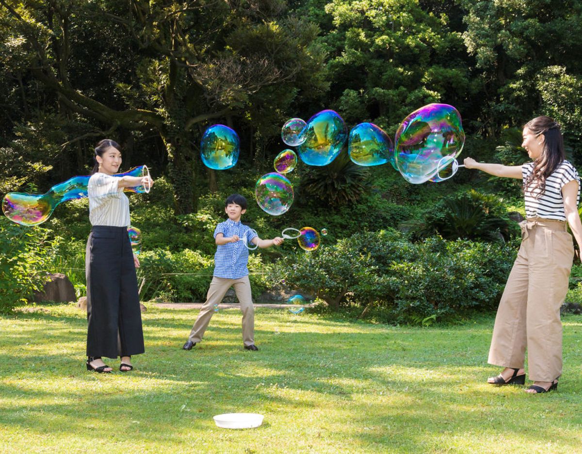 Prins Hisahito hygger sig med sine søstre, prinsesse Kako (th) og prinsesse Mako. Klik videre for flere billeder. Foto: Scanpix/Royal Household Agency of Japan/Handout via REUTERS