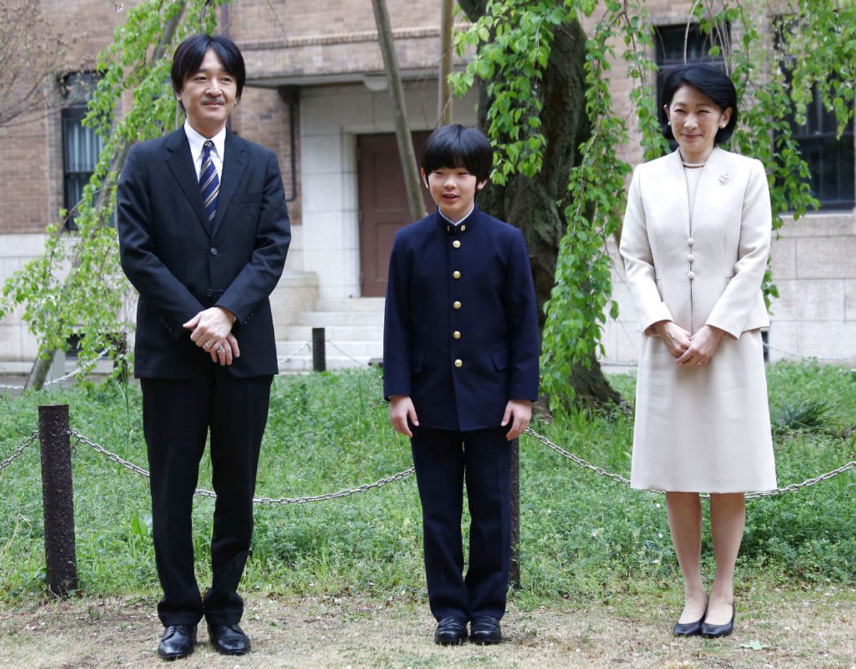Prins Hisahito ses her mellem sine forældre, kronprins Akishino og prinsesse Kiko. Foto: Scanpix/Koji Sasahara/Pool via Reuters