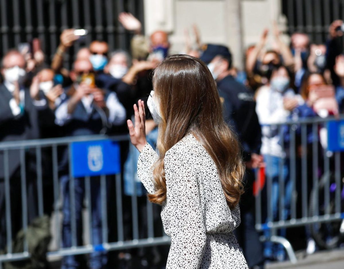 Kronprinsesse Leonor vinker til de ventende fans. Klik videre for flere billeder. Foto: Scanpix/REUTERS/Susana Vera
