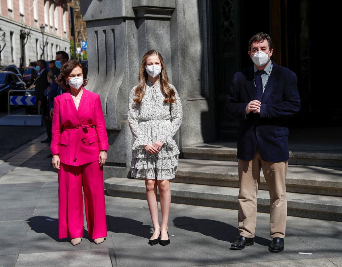 Prinsessen poserer med Carmen Calvo og Luis Garcia Montero. Sidstnævnte er leder af Instituto Cervantes. Klik videre for flere billeder. Foto: Scanpix/REUTERS/Susana Vera