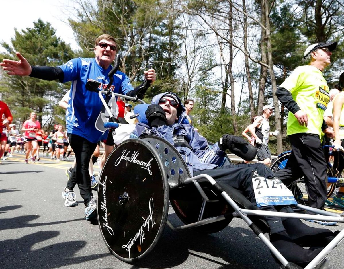 Dick Hoyt, der ialt 32 gange gennemførte Boston Marathon skubbende sin multihandicappede søn Rick foran sig i kørestol, er død. Han blev 80 år gammel. Foto: Scanpix/Michael Dwyer