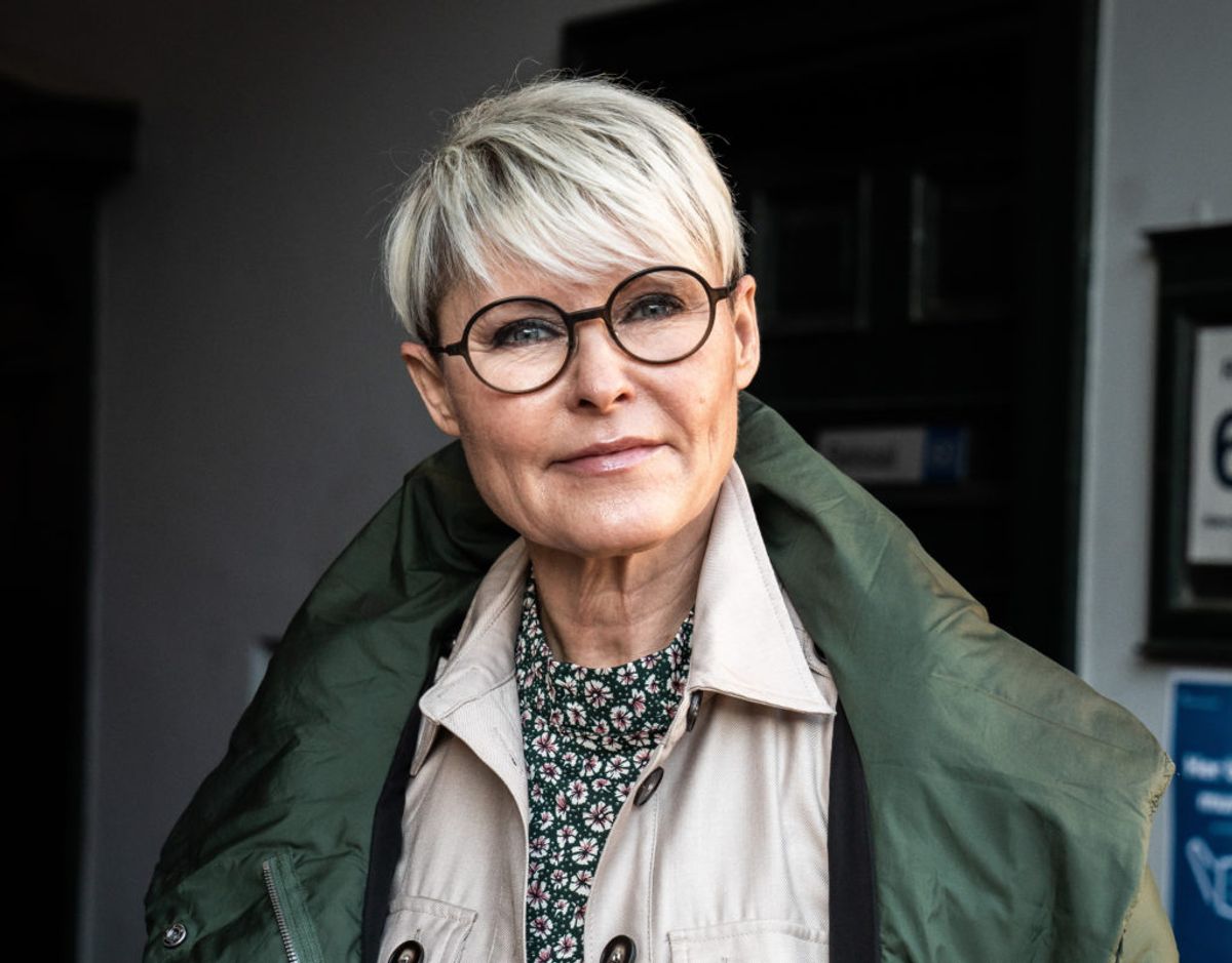 Tv-vært Line Baun Danielsen er tirsdag mødt op i København Byret. Hun har lagt sag an mod Aller, Henrik Qvortrup, Kim Henningsen og den såkaldte tys-tys-kilde. Hun og de andre kendte danskere kræver godtgørelser for krænkelser i forbindelse med overvågning af deres kreditkortoplysninger. – Foto: Emil Helms/Ritzau Scanpix