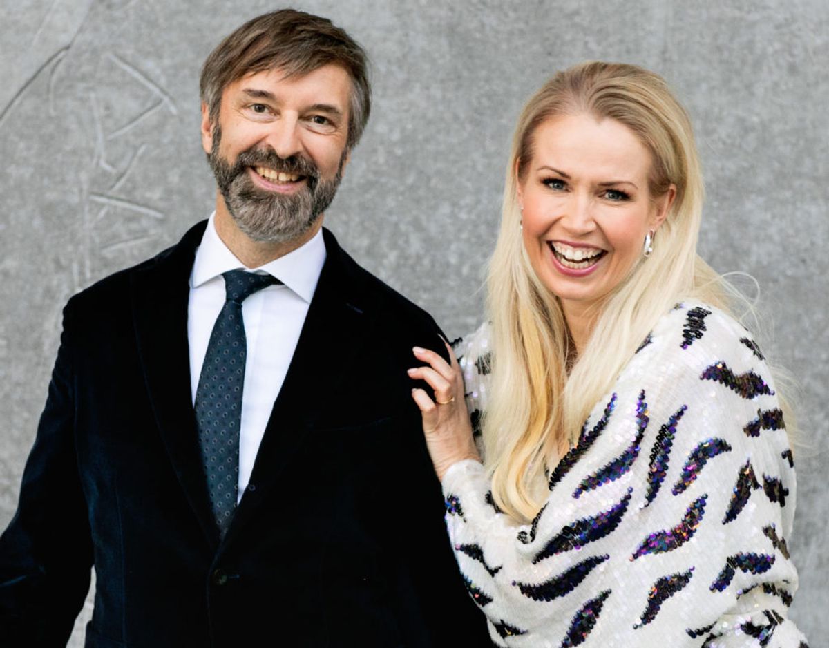 Årets værter ved Dansk Melodi Grand Prix 2021 er Tina Müller og Martin Brygmann. Klik videre i galleriet for at se rækkefølgen for, årets deltagende artister går på scenen. Foto: Betina Garcia.