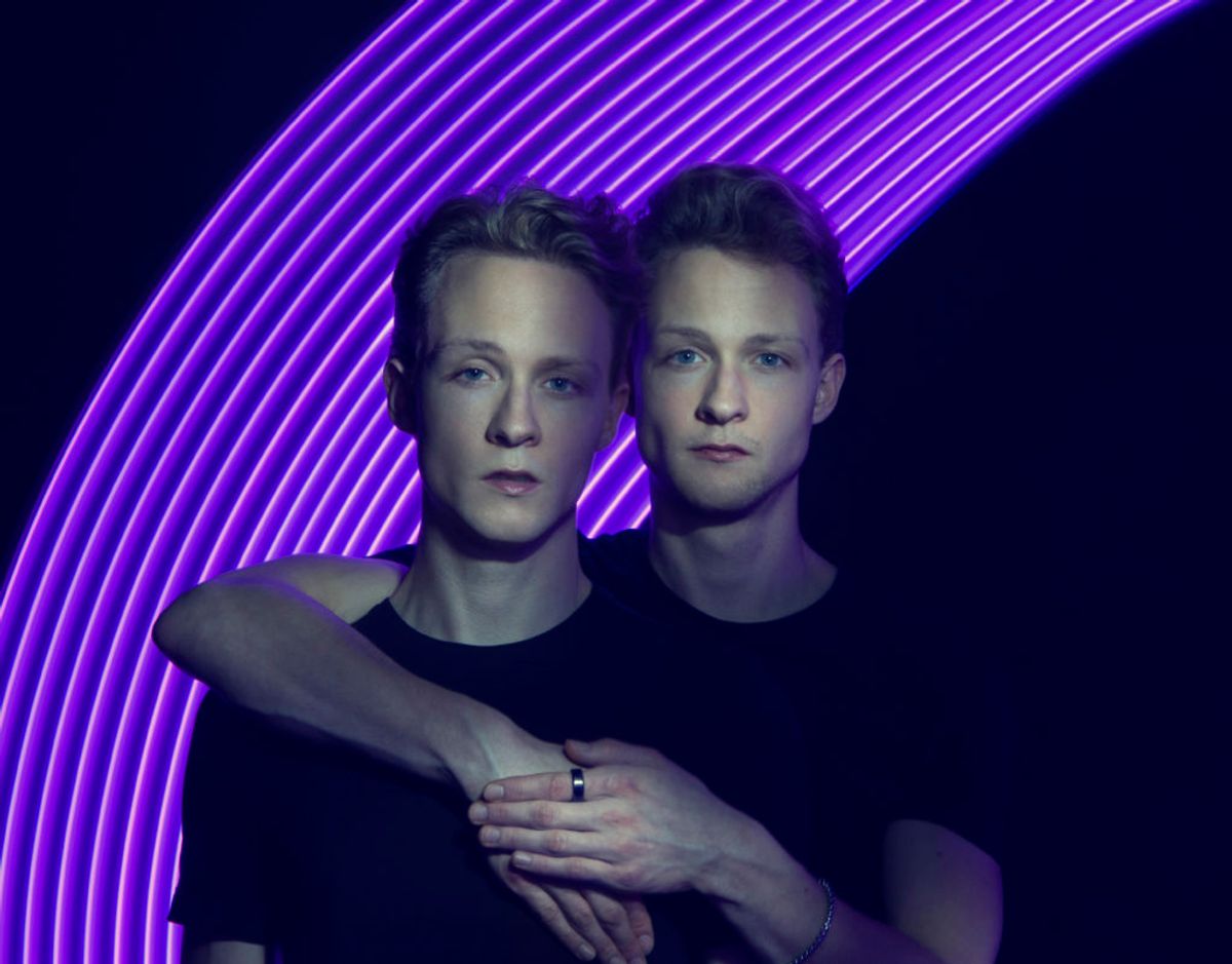 Sang nummer tre. The Cosmic Twins, der består af tvillingerne Chris og Alec synger ’Silver Bullet’ skrevet af Lise Cabble, Gisli Gislason, Rasmus Duelund og August Emil. Foto: Morten Rygaard.