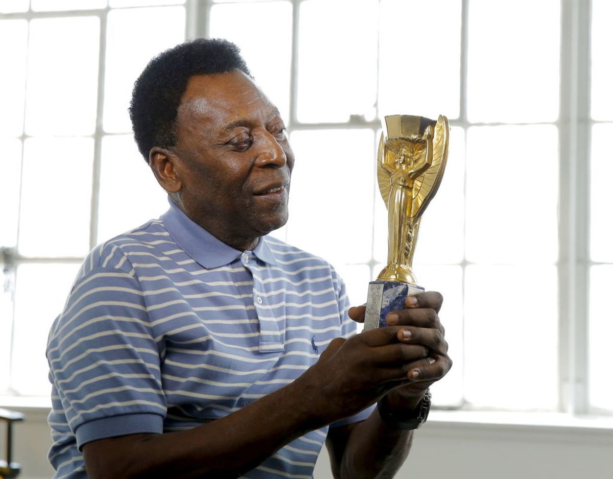 Hele tre gange, i Sverige i 1958, i Chile i 1962 og igen i Mexico i 1970, har Pele sammen med det brasilianske landshold kunnet kunnet løfte VM trofæet. Klik videre for flere billeder. Foto: Scanpix/REUTERS/Lucas Jackson