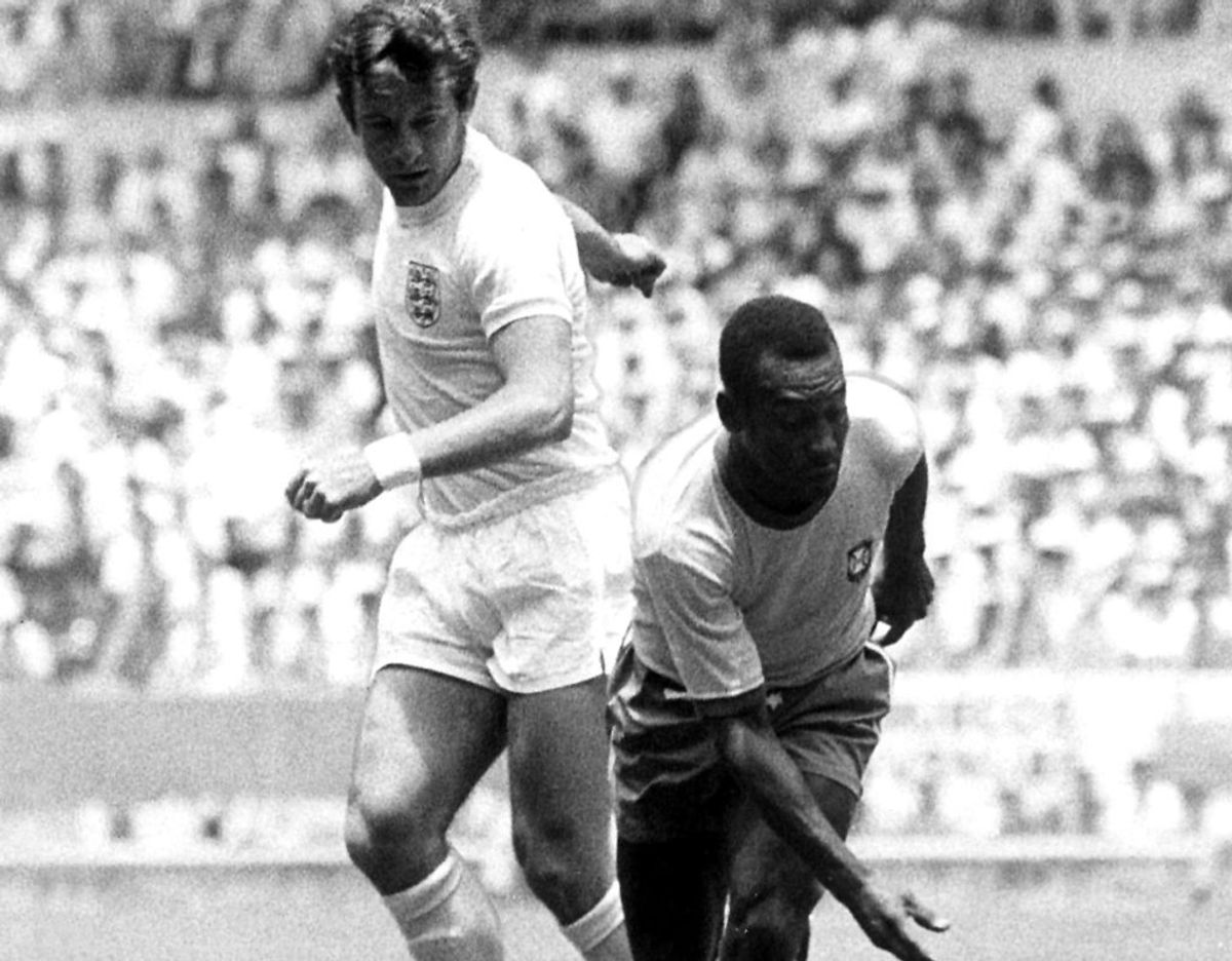 Billedet her viser Pele i kampen mellem Brasilien og England ved VM i Mexico i 1970. Braslianerne vandt i øvrigt kampen med 1-0. Foto: NF/Ritzau Scanpix