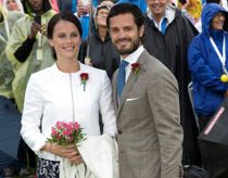 Holder dåbsplaner tæt ind til kroppen