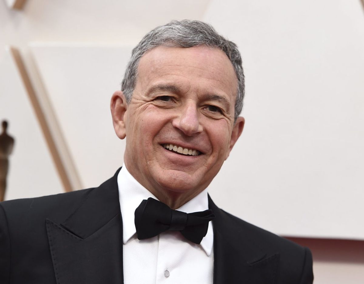 Bob Iger er blandt andet blevet kåret til Hollywoods mest magtfulde mand på grund af Disneys dominerende position i filmverdenen. Her ankommer han til sidste års oscaruddeling. – Foto: Jordan Strauss/Ritzau Scanpix