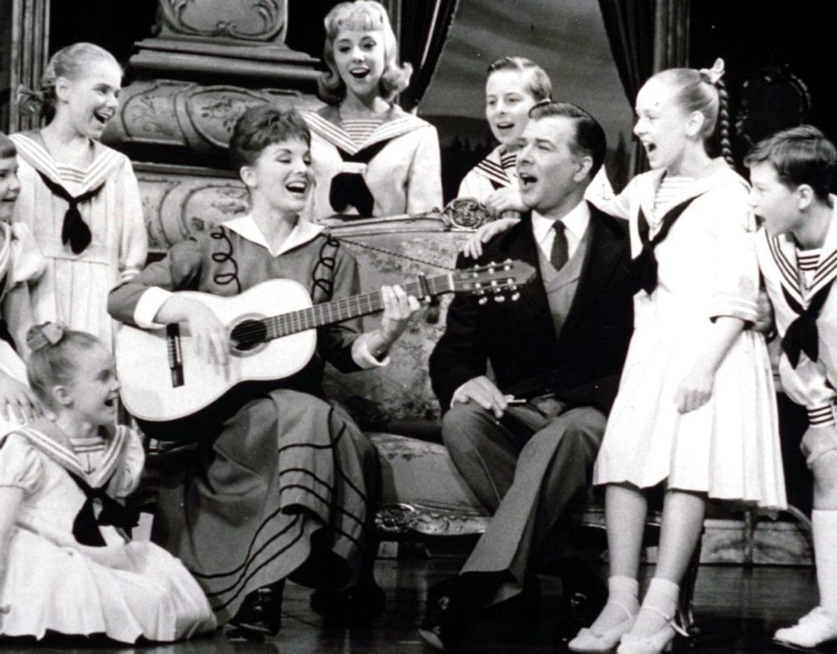 Jean Bayless ses her sammen med Roger Dann i Sound of Music. Foto: Polfoto/TOPFOTO/Ritzau Scanpix
