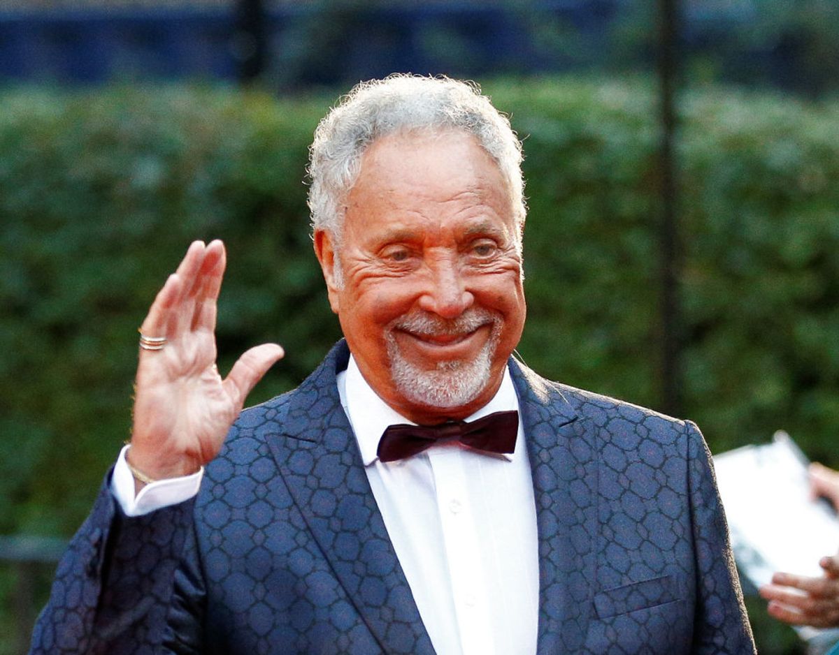 Verden kan bare komme an. Efter at have fået sin covid-19 vaccinedosis nummer to, føler legendariske Tom Jones sig nu fuldstændig ‘skudsikker’. Klik videre for flere billeder. Foto: Scanpix/REUTERS/Henry Nicholls