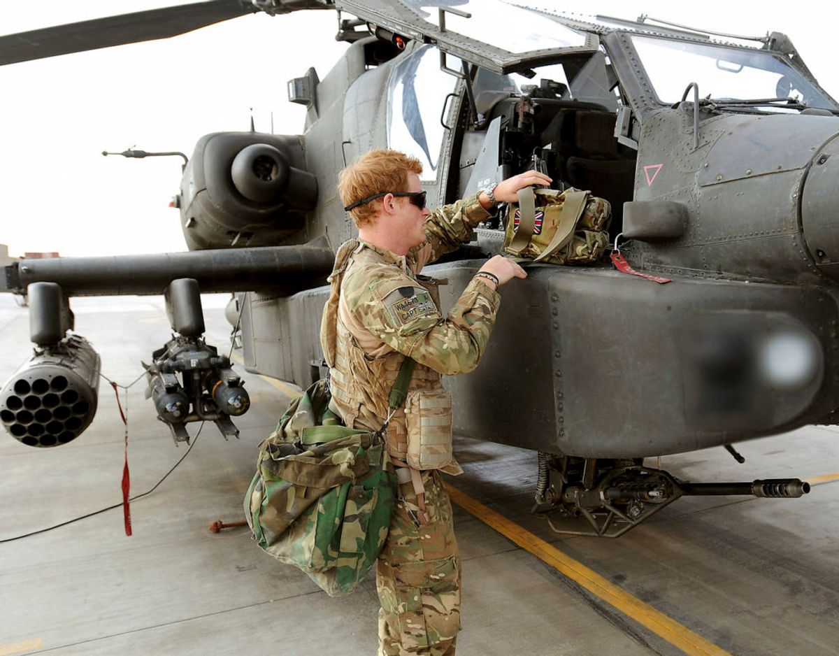 Prinsen har selv en mere end 10 år lang militærkarriere bag sig. Han er blandt andet uddannet kamphelikopterpilot og har af to omgange været udsendt i aktiv tjeneste til Afghanistan. Klik videre for flere billeder. Foto: Scanpix/REUTERS/John Stillwell/Pool