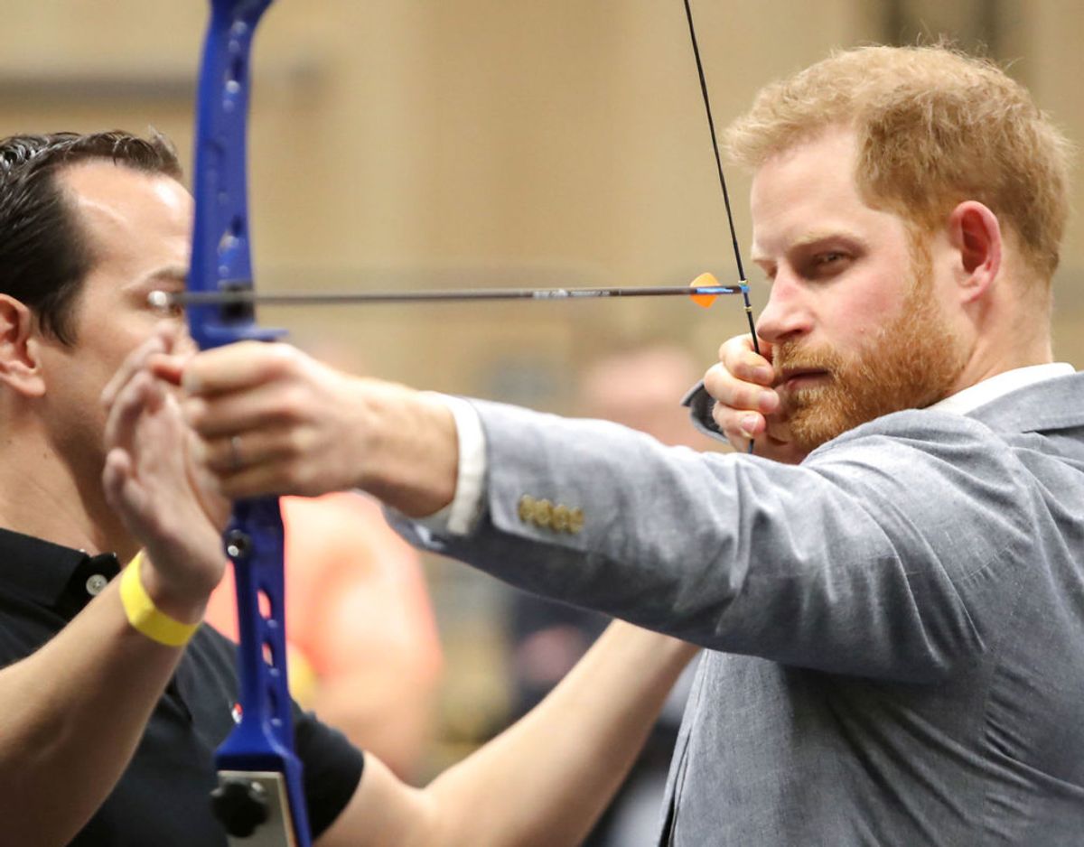 Prinsen har ofte besøgt det britiske Invictus Games team. Her prøver han kræfter med bueskydning, der er en af de discipliner, der dystes i. Klik videre for flere billeder. Foto: Scanpix/ Chris Jackson/Pool via REUTERS