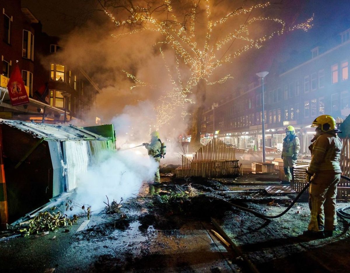 Brandfolk på arbejde under uroligheder i Rotterdam. Klik videre for flere billeder. Foto: Scanpix/Marco de Swart / ANP / AFP
