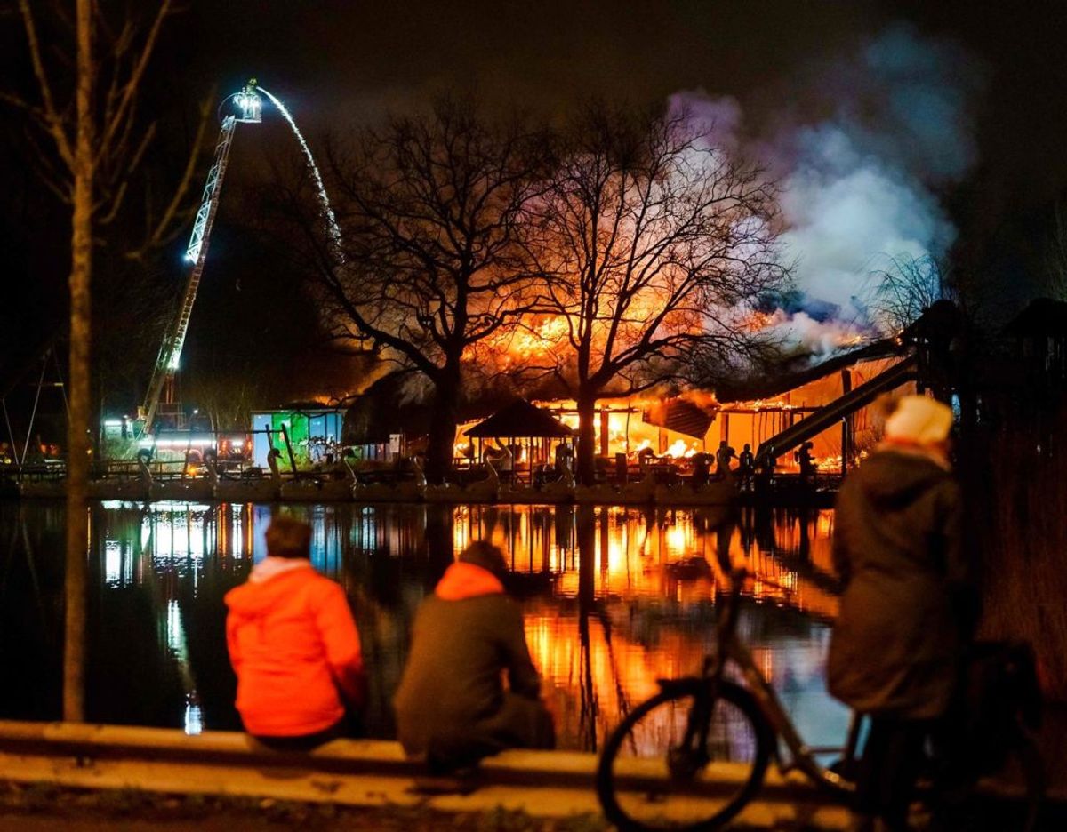En påsat brand under uroligheder i Rotterdam. Klik videre for flere billeder. Foto: Scanpix/Marco de Swart / ANP / AFP