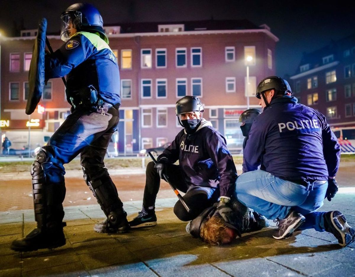 Politiet har været på hårdt arbejde under urolighederne. Foto: Scanpix/Marco de Swart / ANP / AFP)