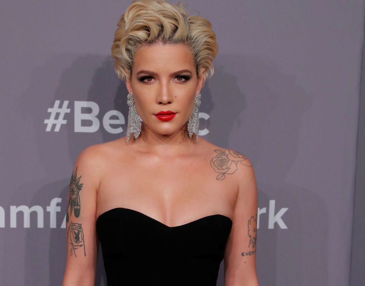 Sangerinden Halsey afslører på Instagram, at hun er gravid. Foto: Scanpix