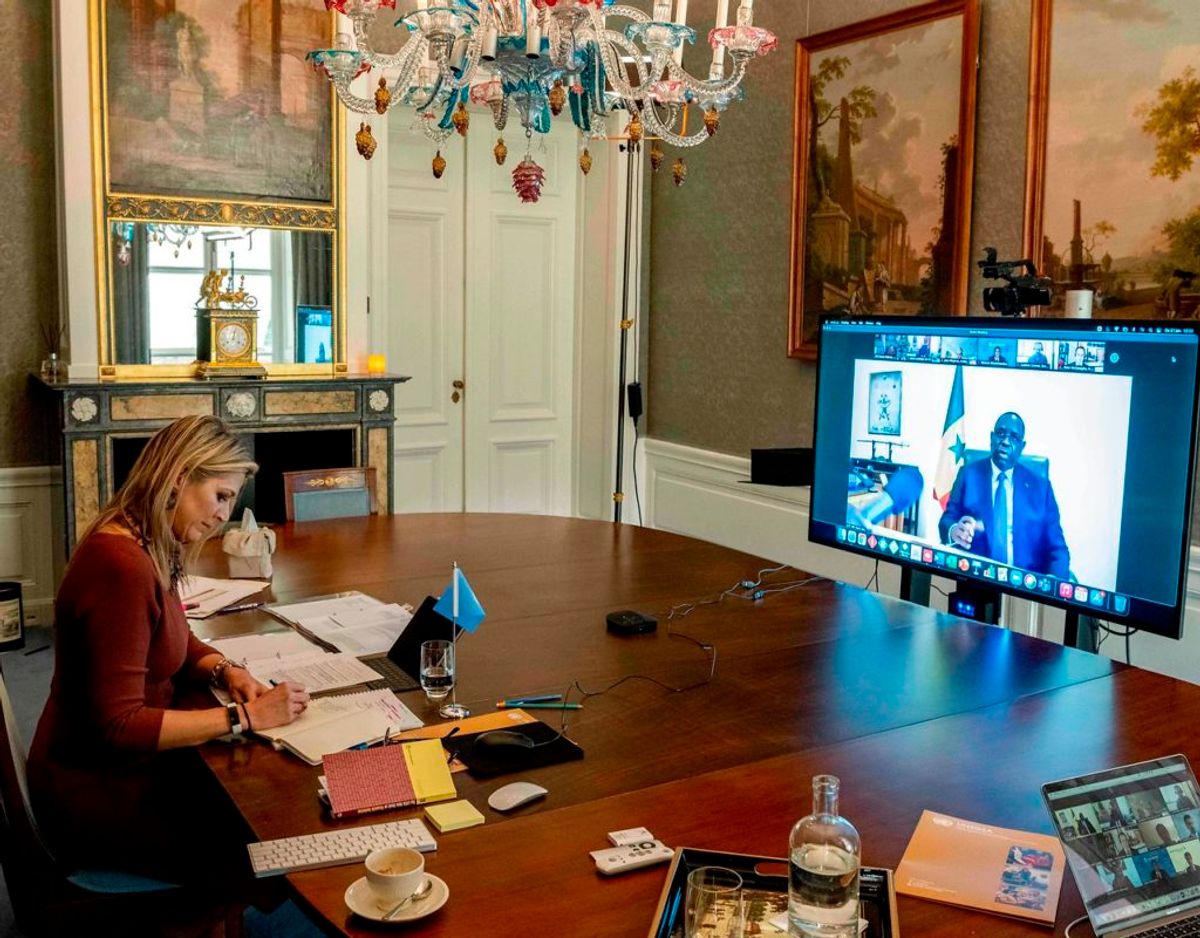 Dronning Maxima på sit kontor på slottet i Amsterdam under mødet om finansiel inklusion med højtstående senegalesere. Klik videre for flere billeder. Foto: Scanpix/Patrick Van EMST / various sources / AFP) /