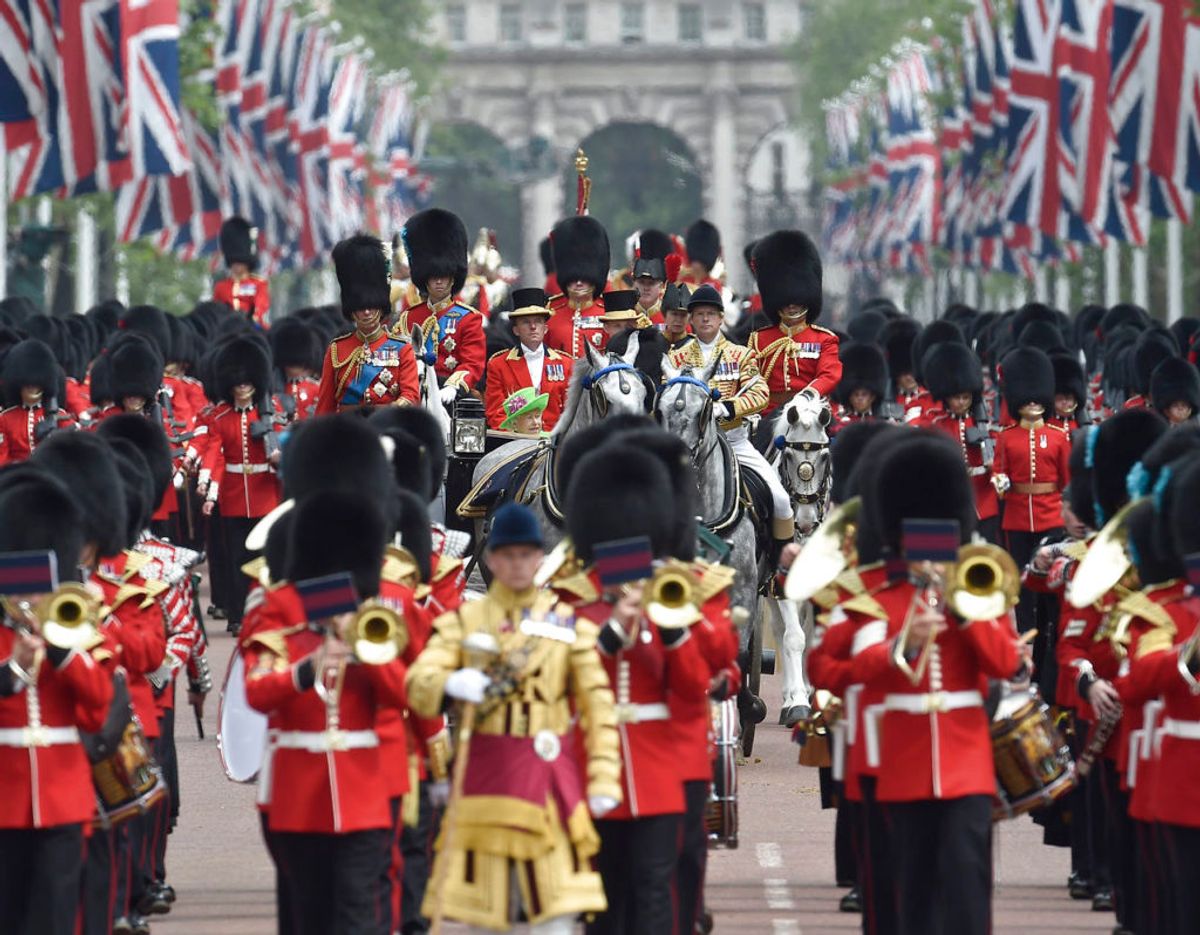 Billedet her er fra Trooping the Colour paraden i 2016. Den bliver der nok ikke noget af i år. Klik videre for flere billeder. Foto: Scanpix/REUTERS/Toby Melville