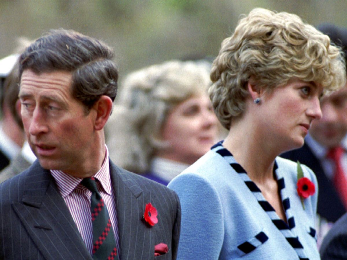 I fjerde sæson af The Crown oplever seerne den spæde start på Charles og Dianas forhold. Men ikke alt er sandt ved deres første møde. KLIK VIDERE OG SE FLERE BILLEDER. Foto: STR New/Ritzau Scanpix