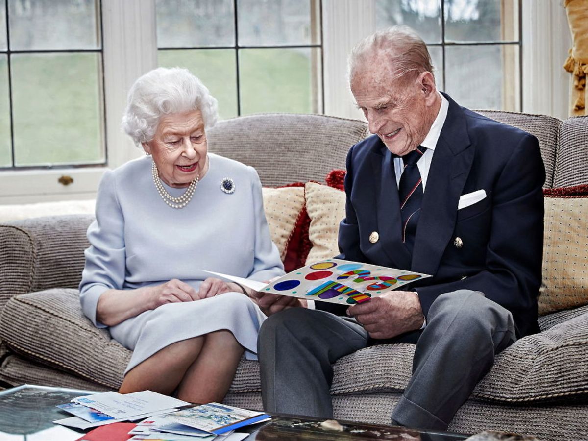 I anledningen af 73 år som ægtefolk, ser dronning Elizabeth og prins Phillip på hjemmelavede kort fra deres oldebørn, som ønsker dem tillykke. KLIK VIDERE OG SE FLERE BILLEDER. Foto: Chris Jackson/Getty Images Europe/Handout via REUTERS