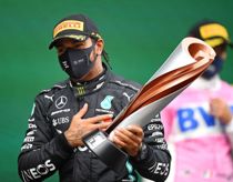 Dronningen hylder Lewis Hamilton