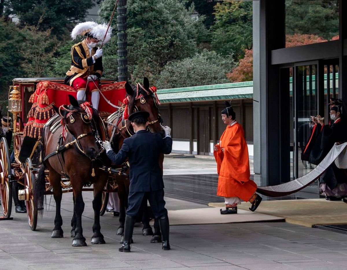 Kronprins Fumihito ses her på vej ud til en ventende karet efter sin officielle udnævnelse som tronarving. Klik videre i galleriet for flere billeder. Foto: Scanpix/Carl Court / POOL / AFP)