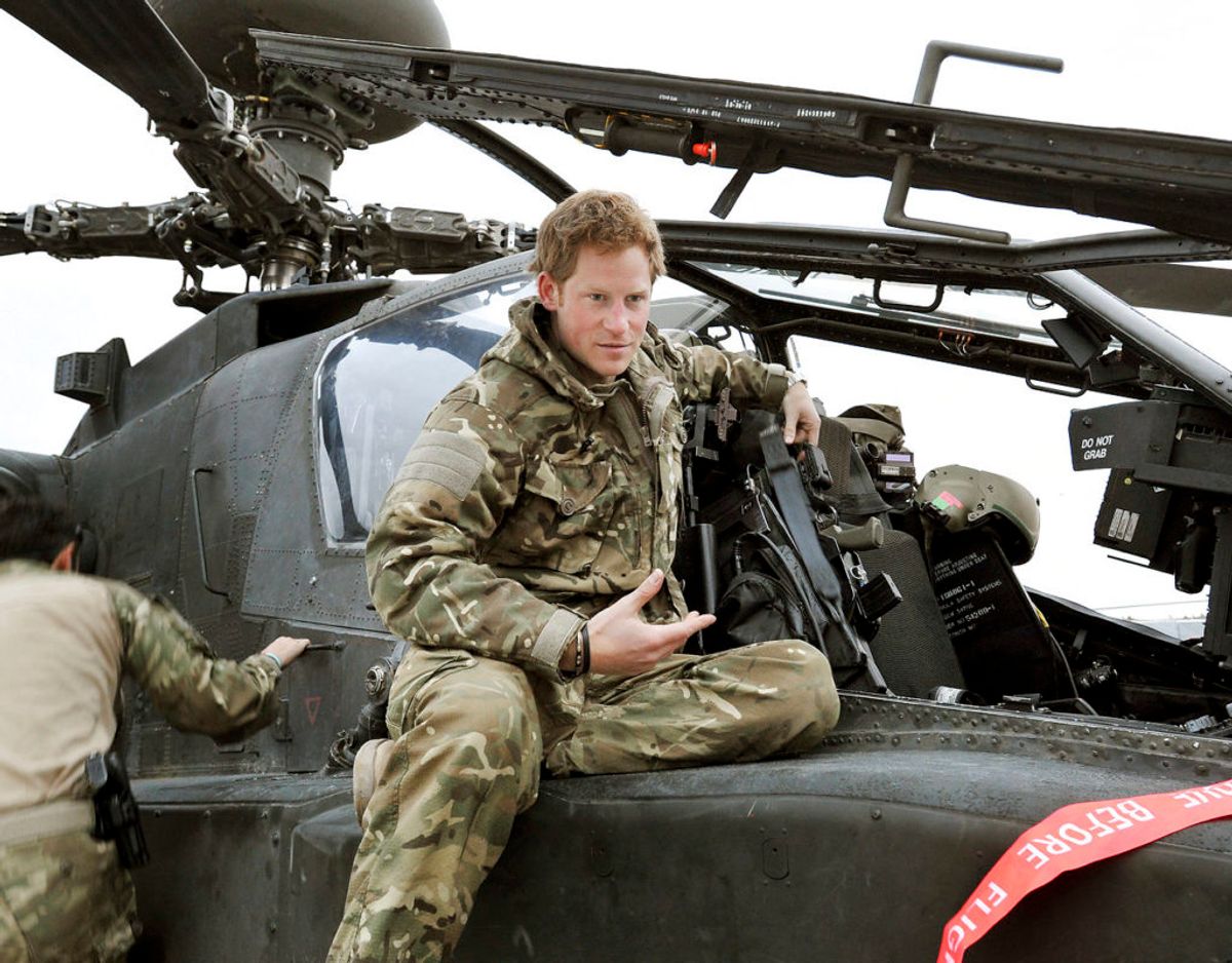 Prins Harry er uddannet pilot og kommandør på en Apache-kamphelikopter. Klik videre i galleriet for flere billeder. Foto: Scanpix/REUTERS/John Stillwell/Pool/Files
