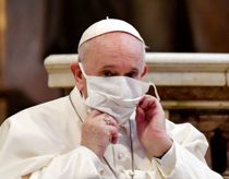 Spottet med mundbind for første gang