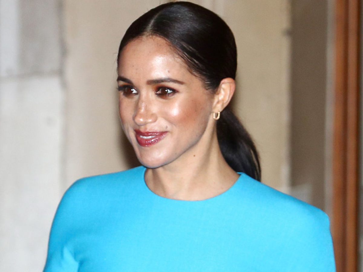 Prinsesse Dianas Cartier-ur er gået i arv til hertuginde Meghan. Hun bærer det på et nyt portrætfoto. KLIK VIDERE OG SE URET. Foto: REUTERS/Hannah McKay/File Photo