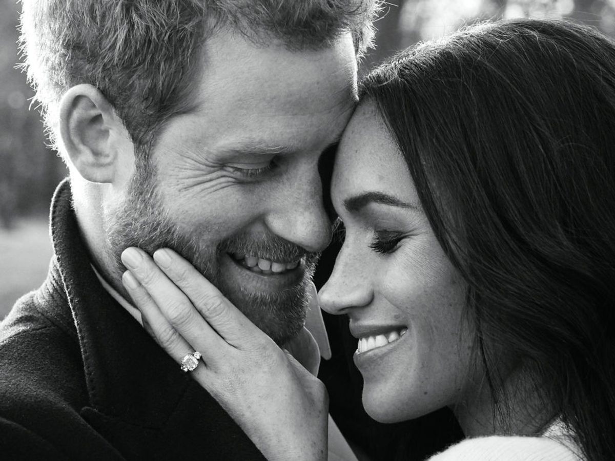 Det er på et nyt portrætfoto i stil med dette, at hertuginde Meghan viser svigermors ur frem. Foto: REUTERS/Alexi Lubomirski/Pool