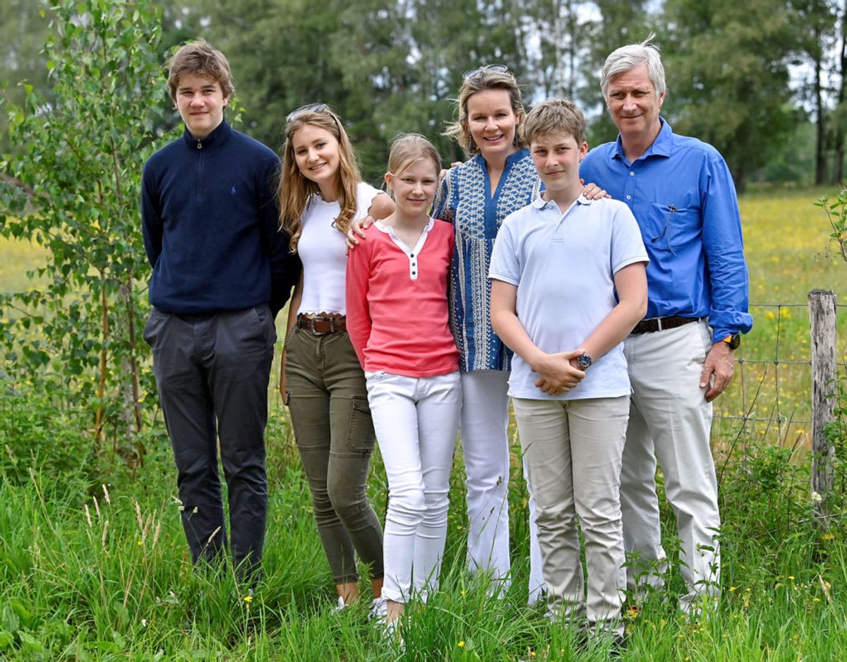 Paladset i Bruxelles funger som bolig for den kongelig familie. Her ses kong Philippe og dronning Mathilde sammen med deres fire børn prins Gabriel, kronprinsesse Elisabeth, prinsesse Eleonore og prins Emmanuel. Foto: Scanpix/Dirk Waem/Pool via Reuters
