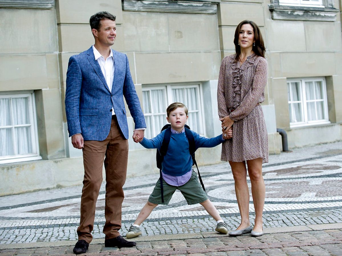 Prins Christian er fredag d. 12. august sammen med sine forældre, kronprins Frederik og kronprinsesse Mary, på vej til sin første skoledag i d. 0. klasse på Tranegårdsskolen. Foto: Ritzau Scanpix/ Arkiv