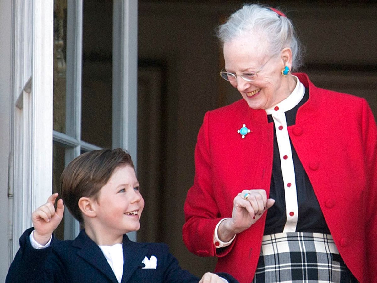 Prins Christian lærer de royale dyder fra dronning Margrethe, da de vinker fra balkonen på Amalienborg Slot på Dronning Margrethes 73 års fødselsdag d. 16. april 2013. Foto: Ritzau Scanpix/ Arkiv