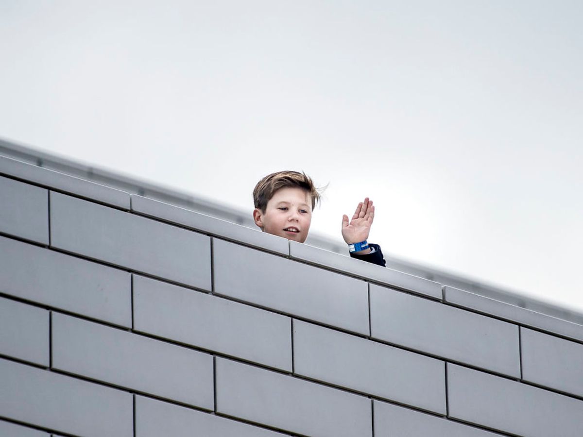 Prins Christian var med til at åbne Lego House i Billund. Han hilste hemmelighedsfuld på de mange fremmødte. Foto: Mads Claus Rasmussen/Scanpix 2017