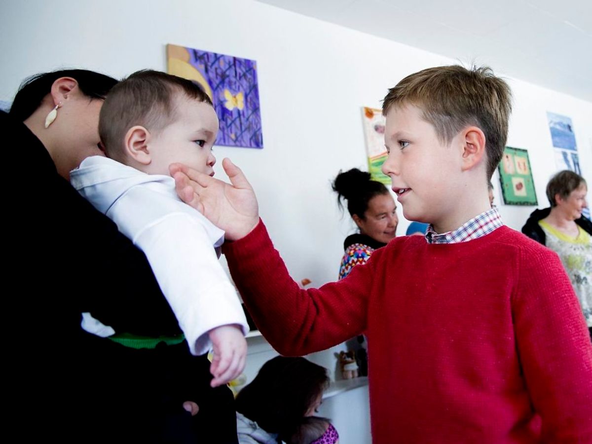 Under et besøg på Familiecentret og forebyggelseskontoret i løbet af kronprinsfamiliens tur til Grønland, hilste prinsen på en sød baby. Foto: Ritzau Scanpix/ Arkiv