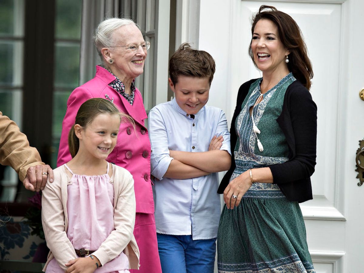 Imellem farmor og mor er der grund til at grine, viste prins Christian til en pressefotografering på Gråsten Slot. Foto: Ritzau Scanpix/ Arkiv