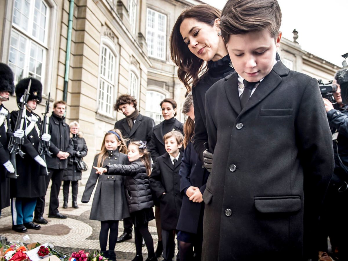 Kronprinsesse Mary og Prins Christian ser på blomster på Amalienborg efter at have fulgt Prins Henriks båre til Amalienborg fra Fredensborg, torsdag den 15. februar 2018. Foto: Mads Claus Rasmussen/Scanpix 2018