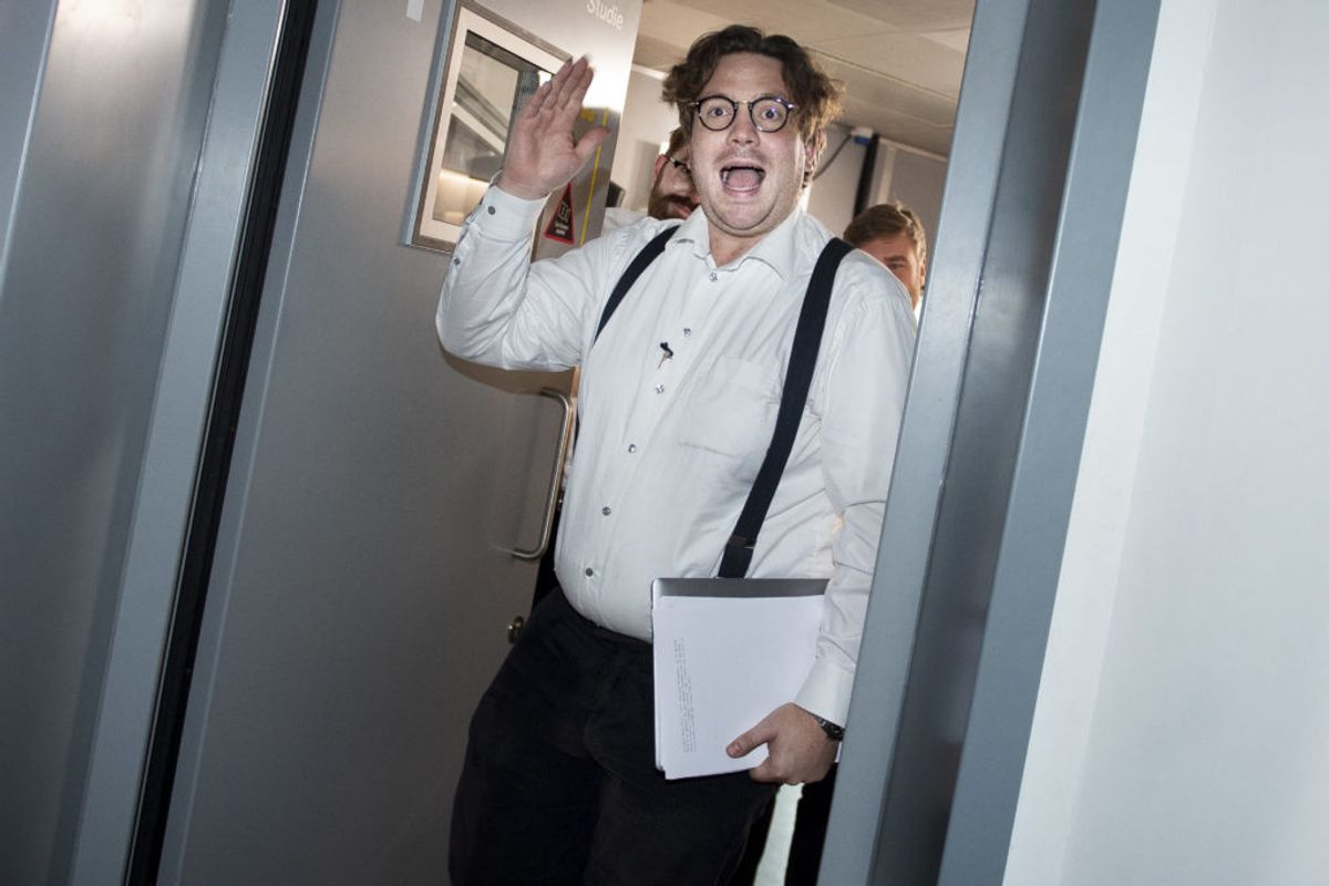 Fans af figuren Kirsten Birgit Schiøtz Kretz Hørsholm og Den Korte Radioavis siger farvel til radioprogrammet ved Radio24syvs lokaler i København torsdag den 31. oktober 2019. Her ses manden bag Kirsten Birgit, satiriker Frederik Cilius. (Arkivfoto). – Foto: Liselotte Sabroe/Ritzau Scanpix.