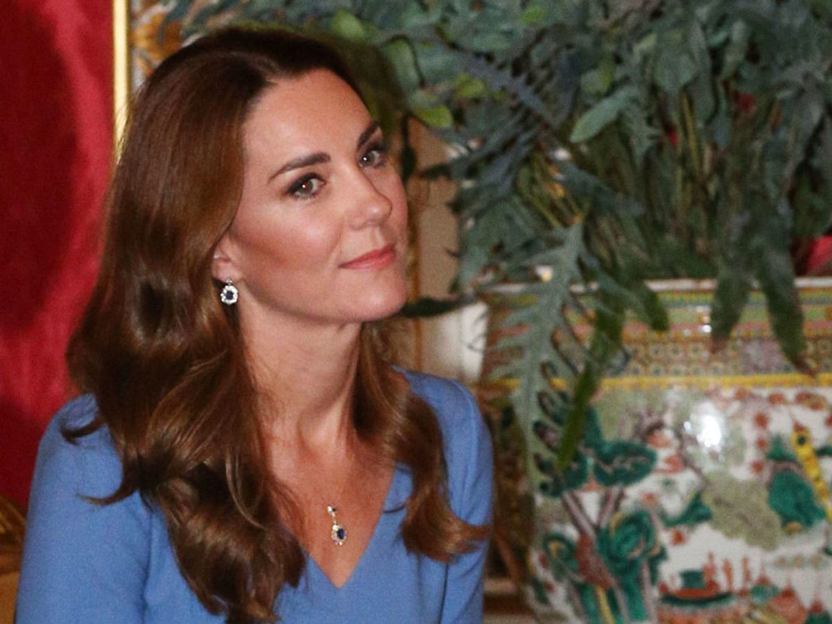 Smykkerne har tidligere tilhørt prinsesse Diana, men i 2010 fik hertuginden dem i gave, så hun kunne ændre dets design. Foto: Jonathan Brady / POOL / AFP