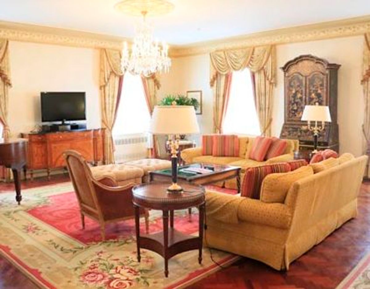 Det er blandt andet genstande fra en af de største musical-komponisters suite Cole Porter, der er til salg. Foto: Kaminski Auctions/ Waldorf Astoria