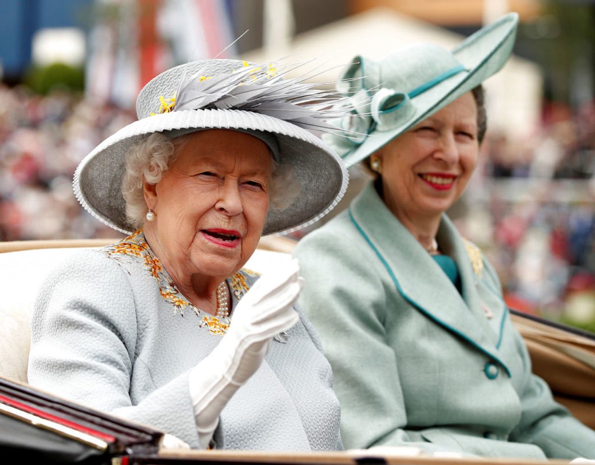 Prinsesse Anne ses her sammen med sin mor, dronning Elizabeth. Foto: Scanpix/Reuters/John Sibley