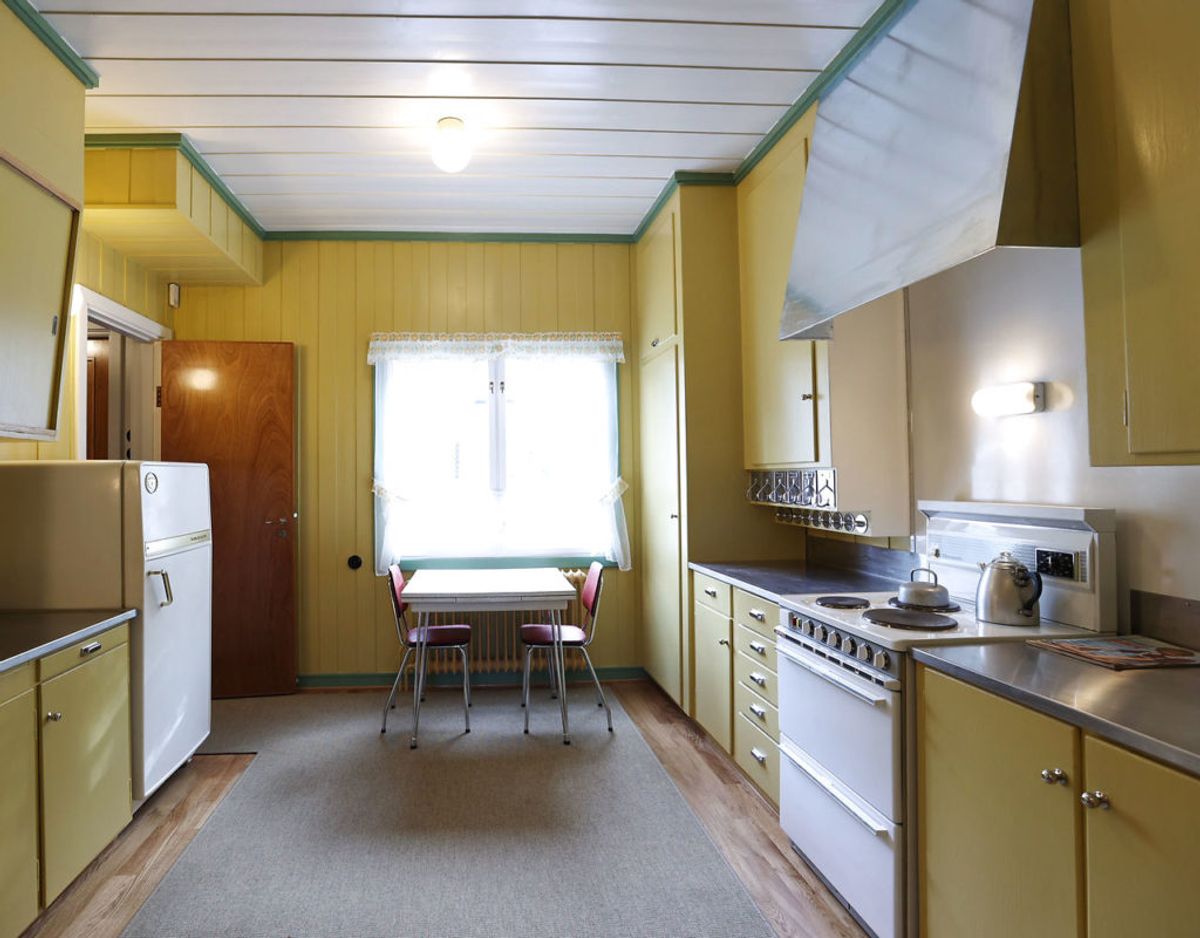 Den norske dronning Sonjas barndomshjem, Tuengen Allé 1B, er flyttet fra Oslo til open air-museet Maihaugen i Lillehammer og er åbnet for offentligheden. Sådan ser køkkenet ud. Foto: Geir Olsen / Scanpix