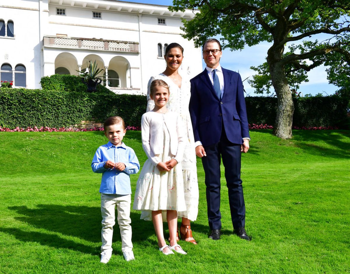 Fødselaren ses her sammen med sin lille familie, kronprinsesse Victoria samt børnene prinsesse Estelle og prins Oscar. Klik videre i galleriet for flere billeder Foto: Scanpix/Jonas Ekstromer /TT News Agency/via REUTERS