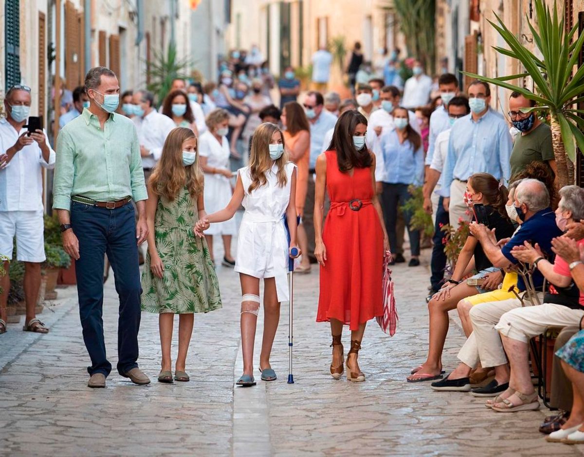 Den spanske kong og familien ses her på vej gennem de samalle, brostensbelagte gader i den historiske by Petra. Klik videre i galleriet for flere billeder. Foto: Scanpix/JAIME REINA / AFP