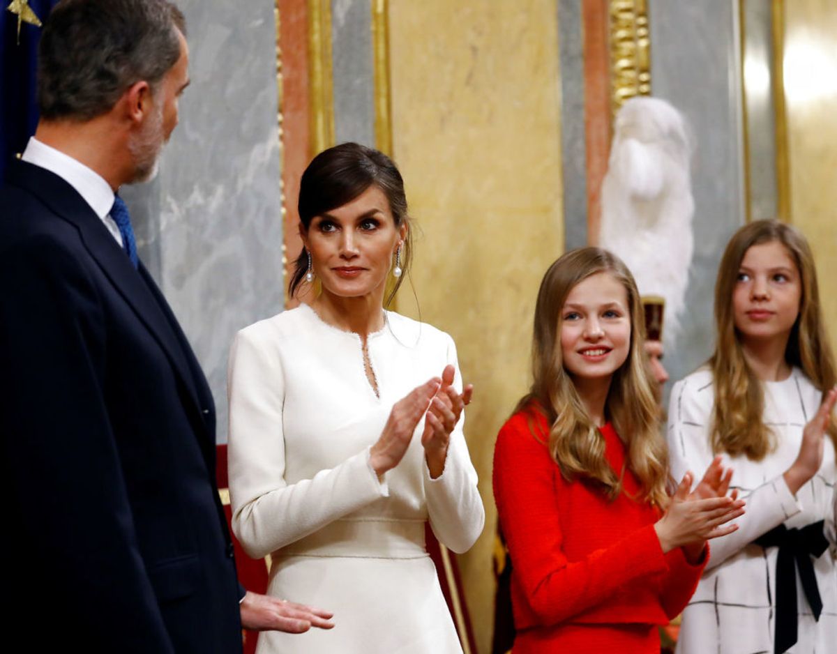Kongen ses her sammen med dronning Letizia samt sine døtre kronprinsesse Leonor og prinsesse Infanta Sofia. Foto: Scanpix/REUTERS/Juan Medina
