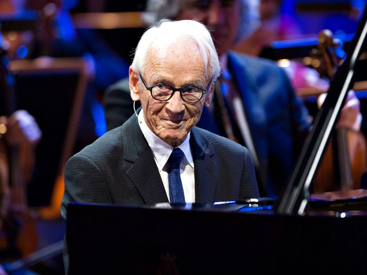 Bent Fabricius-Bjerre bliver her fejret – i anledning af hans 90-års fødselsdag – ved et stort show i Musikkens Hus i Aalborg, den 25. november 2014.
Foto: Henning Bagger / Scanpix