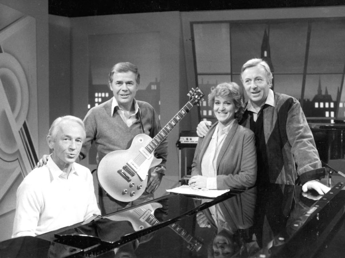 Bent Fabricius-Bjerre (tv) sammen med Jørgen Ingmann, Siv Malmkvist og Henning Moritzen i forbindelse med optagelse af tv-udsendelsen ” Omkring et flygel” i 1982.
Foto: Bjarne Luthcke / Scanpix