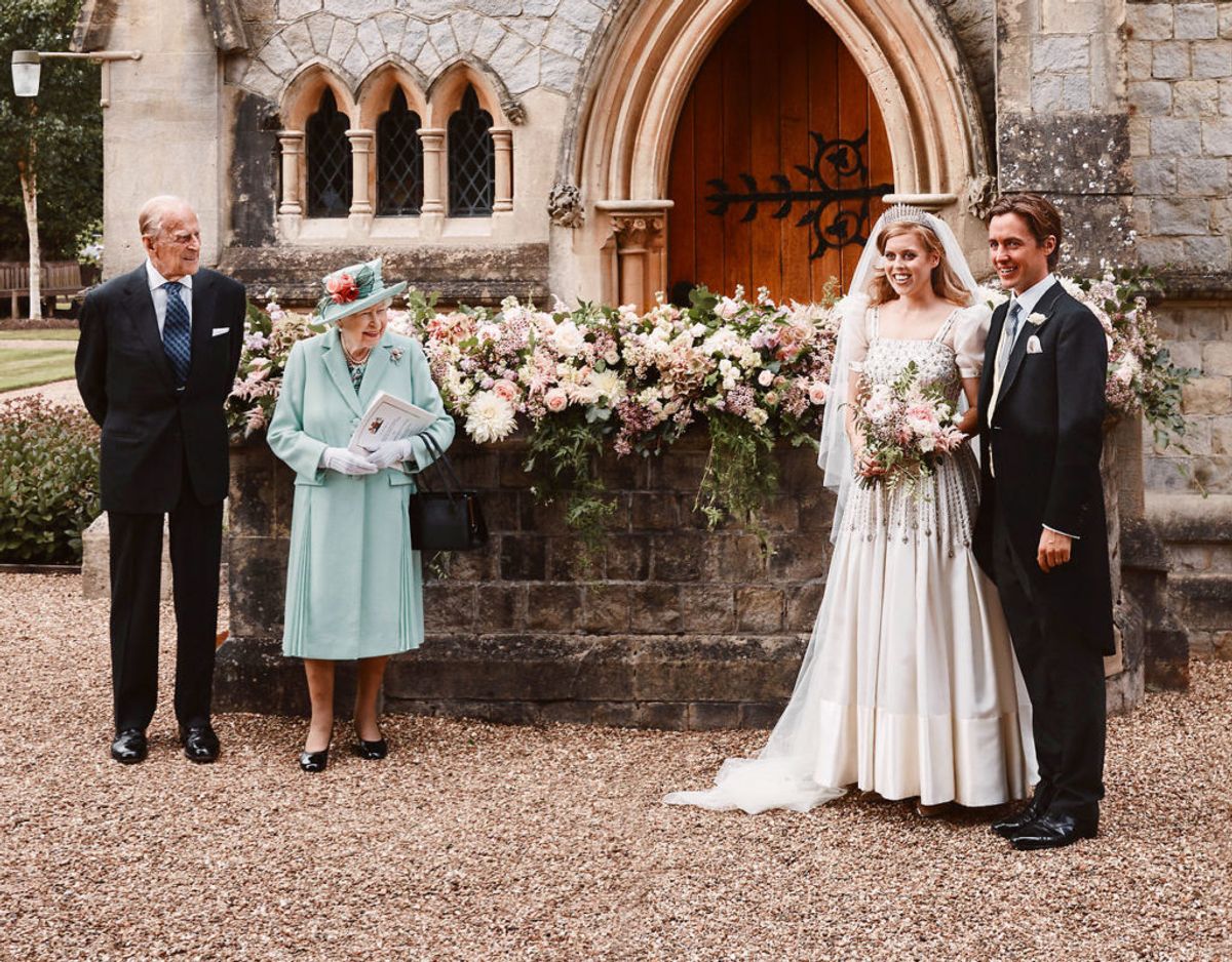 Endnu et officielt bryllupsfoto, hvor også brudens farnor og farfar, dronning Elizabeth og prins Philip er med. Foto: Benjamin Wheeler/Pool via REUTERS